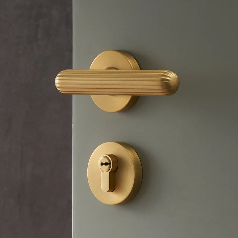 Poignée de porte dorée sillons fins – avec serrure, laiton massif