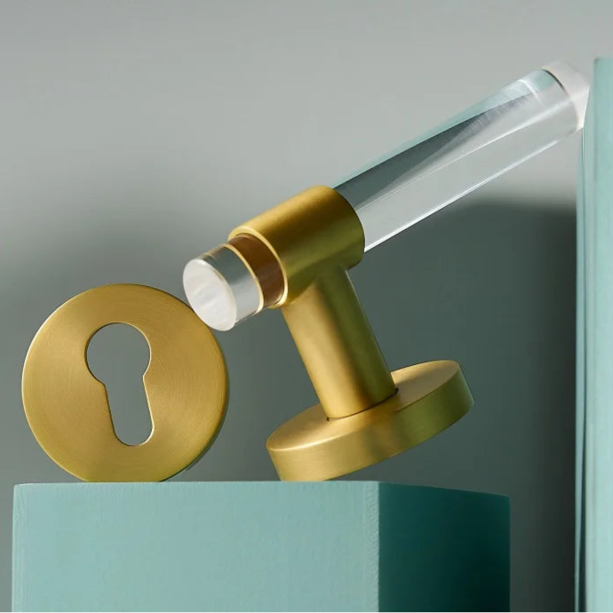 Poignée de porte acrylique transparent et laiton brossé – passage