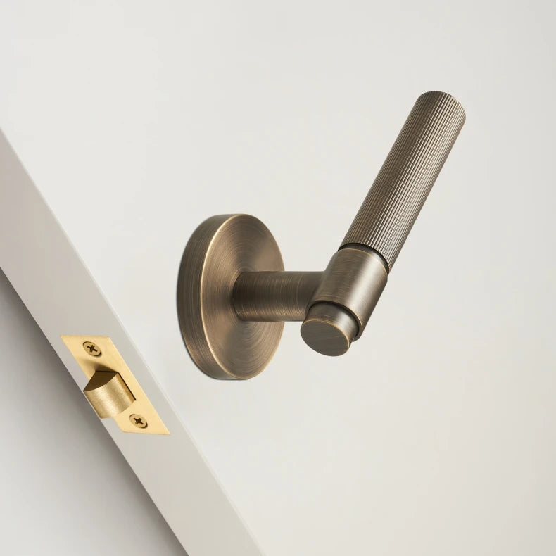 Poignée de porte bronze rainurée – avec verrou, salle de bain