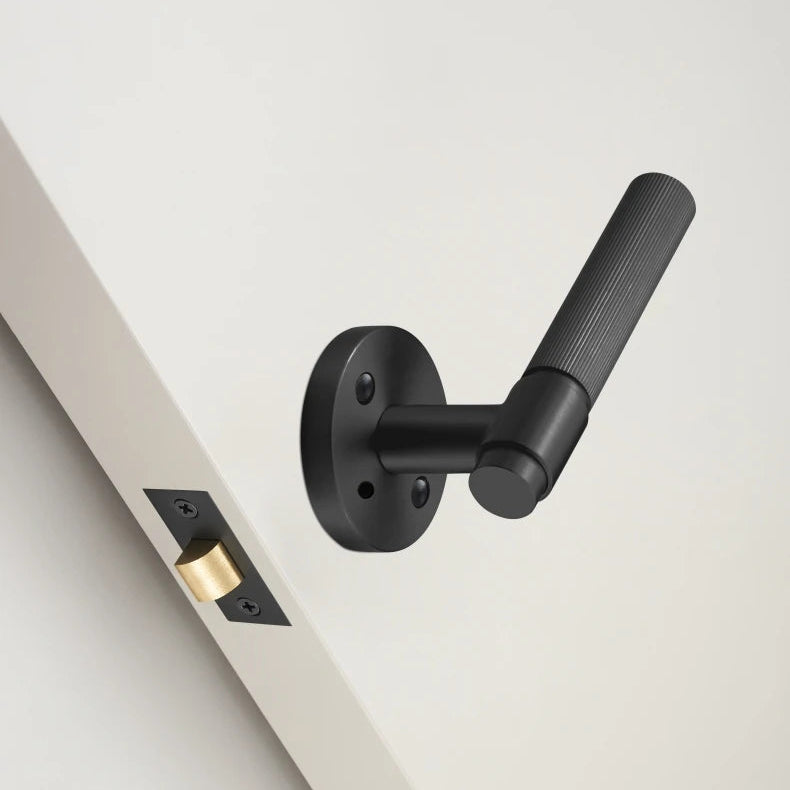 Poignée de porte noire rainurée verticale – laiton massif, passage