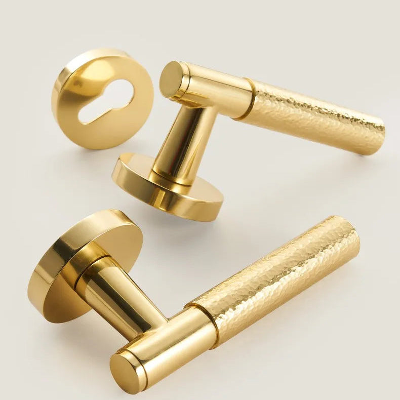 Poignée de porte dorée martelée brillante – laiton massif, passage