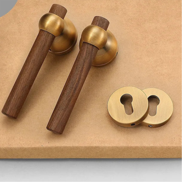 Poignée de porte bois brut et doré – béquille cylindrique