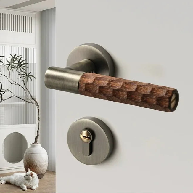 Poignée de porte bois martelé – métal vieilli avec serrure