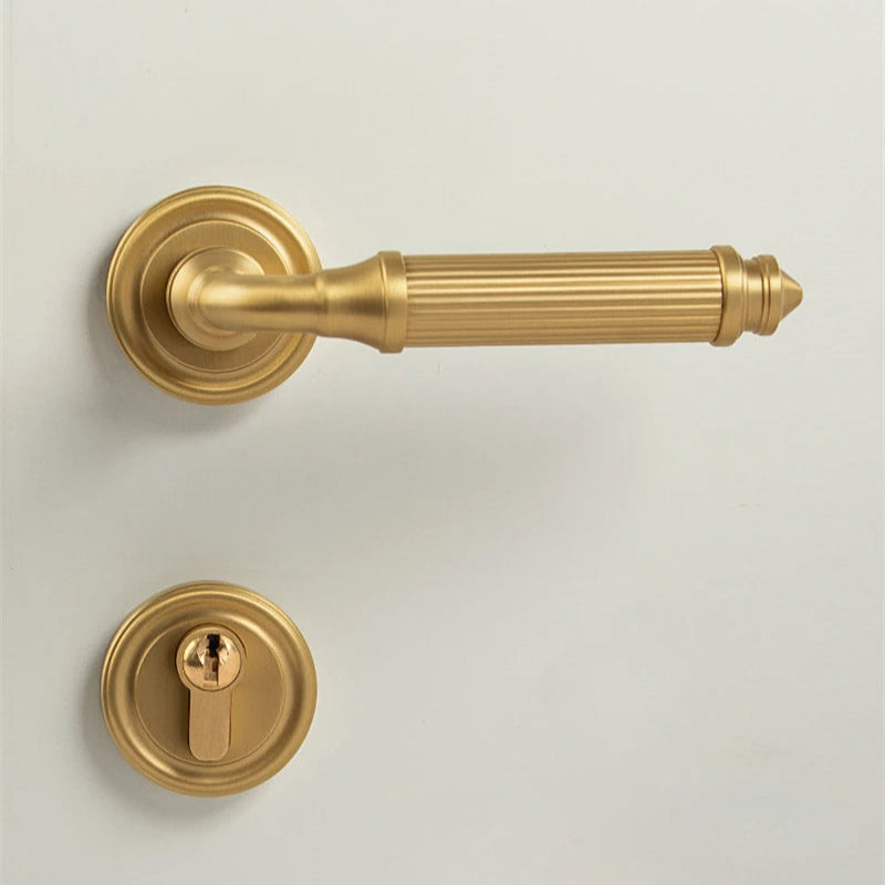 Poignée de porte en laiton brossé avec serrure – style classique