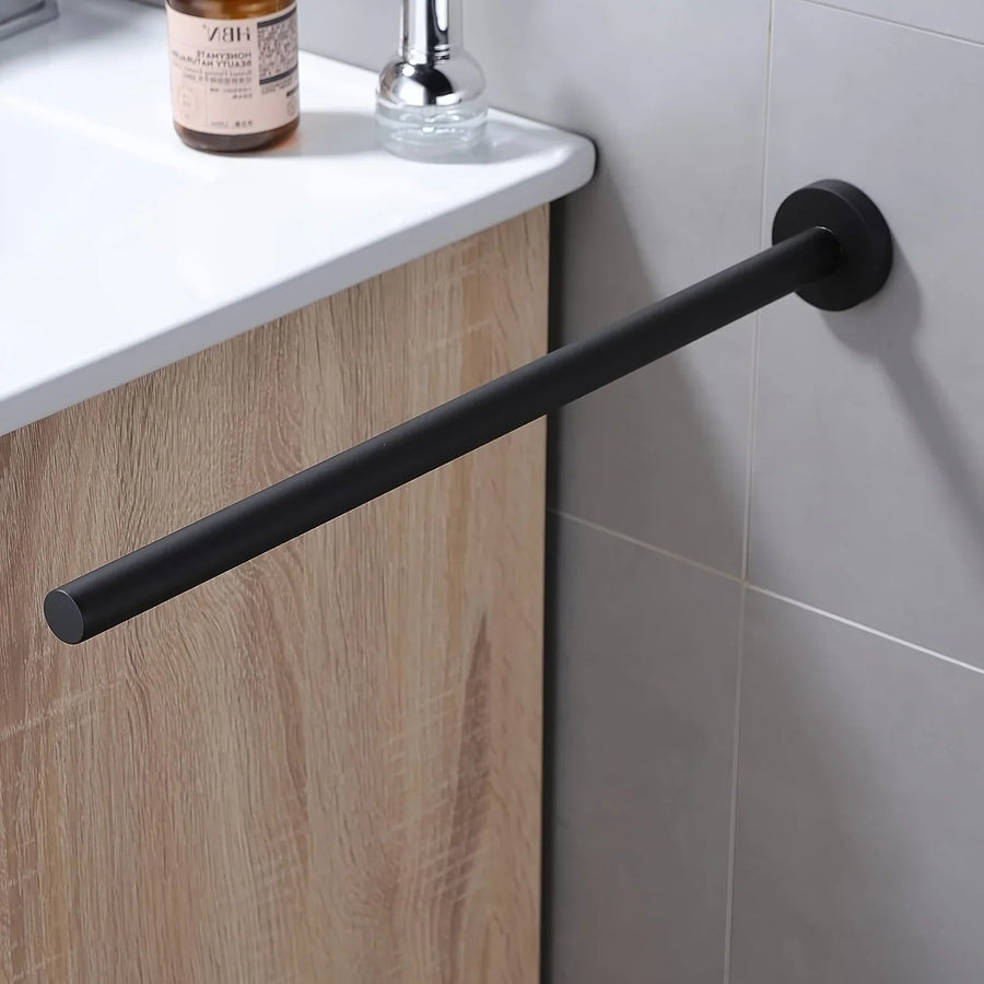 Porte-serviettes mural noir fixé au mur près d'un meuble de salle de bain