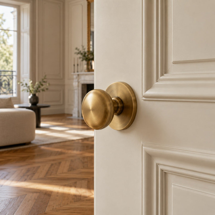 Bouton de porte rond en laiton brossé sur rosace