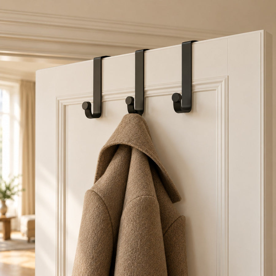 Patère de porte noire posée sur le haut d'une porte