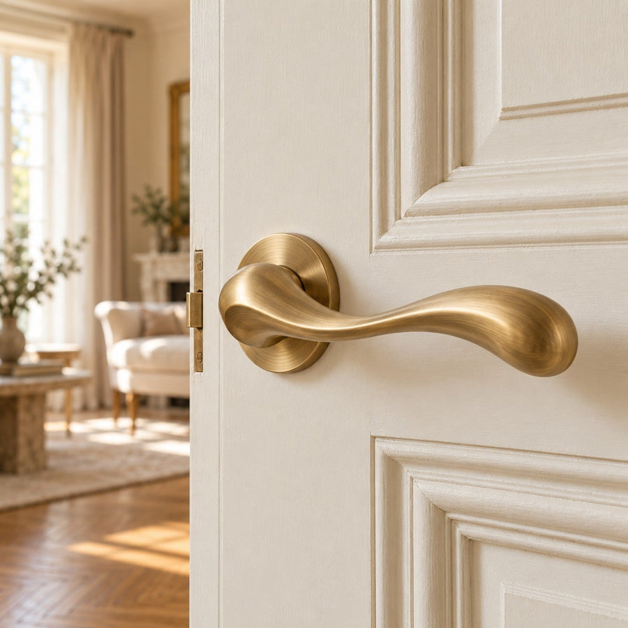 Poignée de porte originale en laiton aux formes organiques