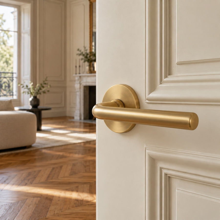 Poignée de porte ronde en laiton satiné sur rosace ronde