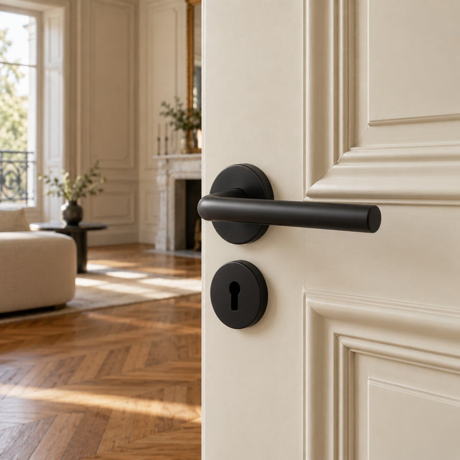 Poignée de porte noire sur rosace avec rosace de clé