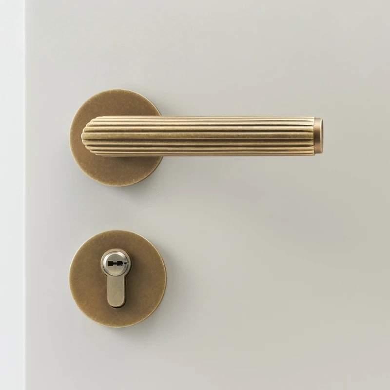 Poignée de Porte Intérieure Striée en Laiton, avec ou sans Serrure, vue 7