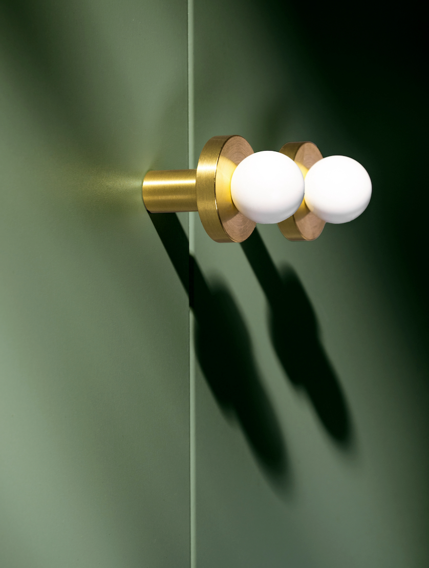 Bouton de Meuble Boule Blanche Mate sur Disque Or Brossé, 30 mm