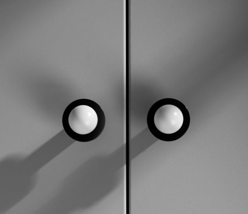 Bouton de Meuble Boule Blanche Mate sur Disque Noir Brossé, 30 mm, vue 2