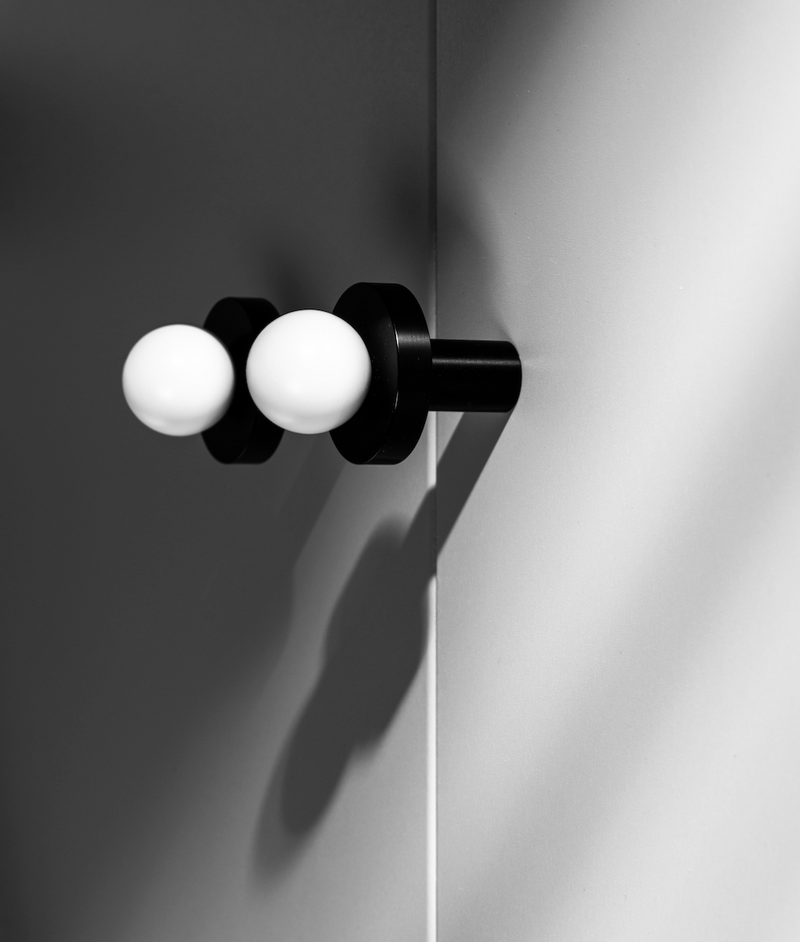 Bouton de Meuble Boule Blanche Mate sur Disque Noir Brossé, 30 mm