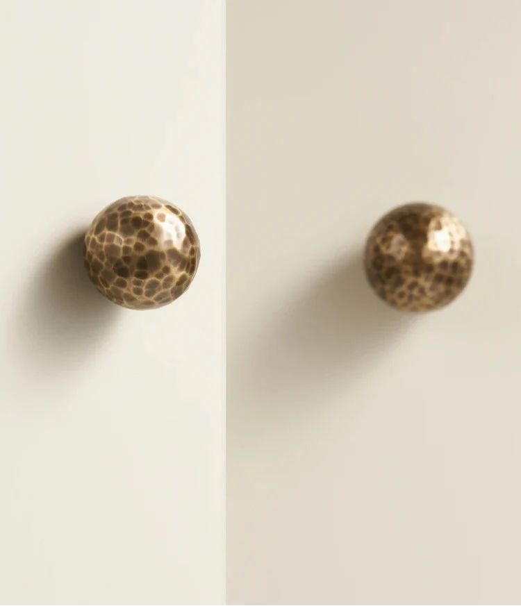 Univers des Poignées Bouton de Meuble Sphérique Martelée Bronze