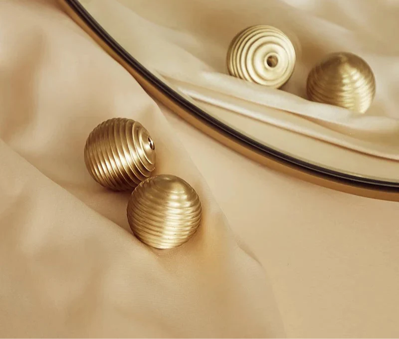 Bouton de Meuble Sphérique Nervuré en Laiton Or Brossé, 30 mm, vue 2