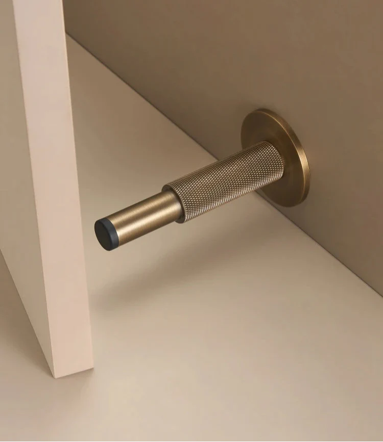 Univers des Poignées Butée de Porte Nervurée Laiton 100mm