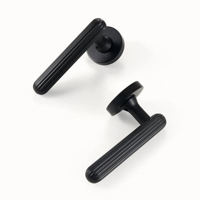 Poignée de porte noire en laiton sans serrure – Design rainuré sur rosace