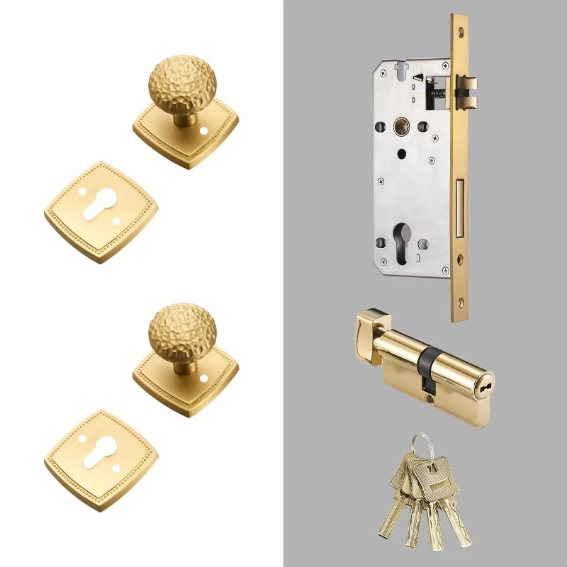 Bouton de Porte Martelé Doré sur Rosace Carrée avec Serrure et Clés