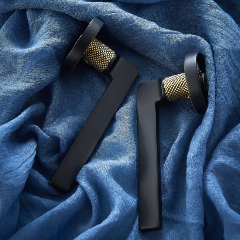 Poignée de porte noire design en laiton massif – Finition mate et détails dorés – Sans serrure