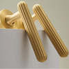 Poignée de porte dorée en laiton rainuré avec rosaces – Design haut de gamme pour chambre