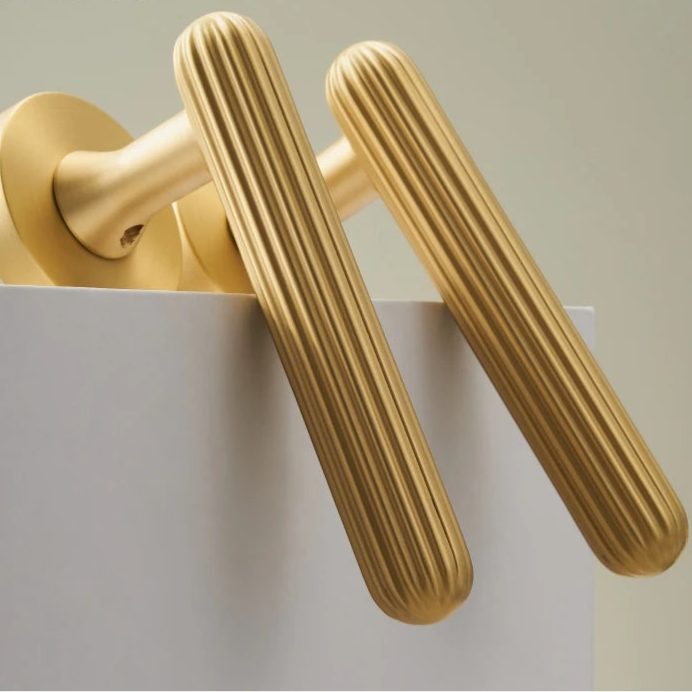 Poignée de porte dorée en laiton rainuré avec rosaces – Design haut de gamme pour chambre