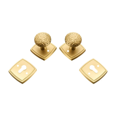 Bouton de Porte Martelé Doré sur Rosace Carrée à Trou de Clé
