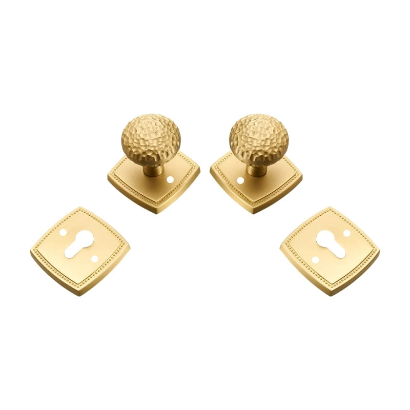 Bouton de Porte Martelé Doré sur Rosace Carrée à Trou de Clé