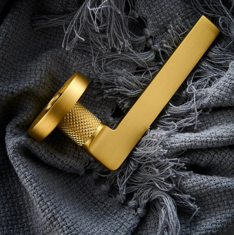 Poignée de porte dorée texturée avec serrure – Laiton massif or brossé – Kit complet haut de gamme