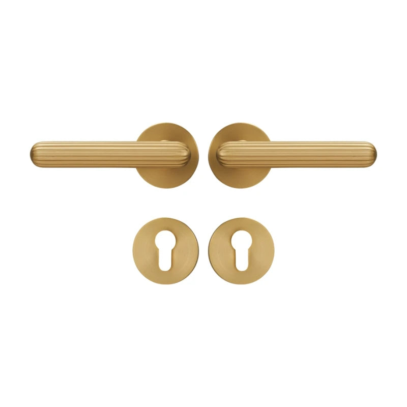 Poignée de porte dorée en laiton rainuré avec rosaces – Design haut de gamme pour chambre