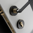 Poignée de Porte Noire à Détails Dorés Moletés avec Serrure à Clé