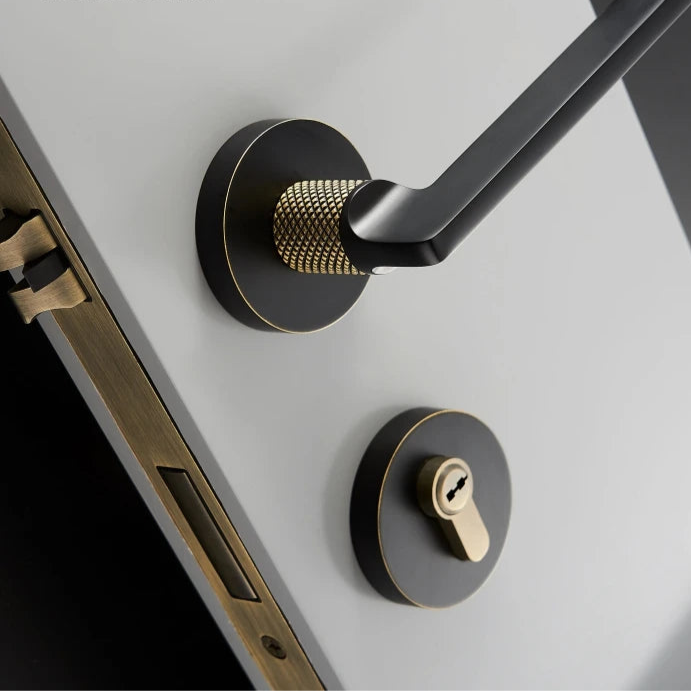 Poignée de porte noire design en laiton massif – Finition mate et détails dorés – avec serrure