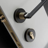 Poignée de Porte Noire à Détails Dorés Moletés avec Serrure à Clé