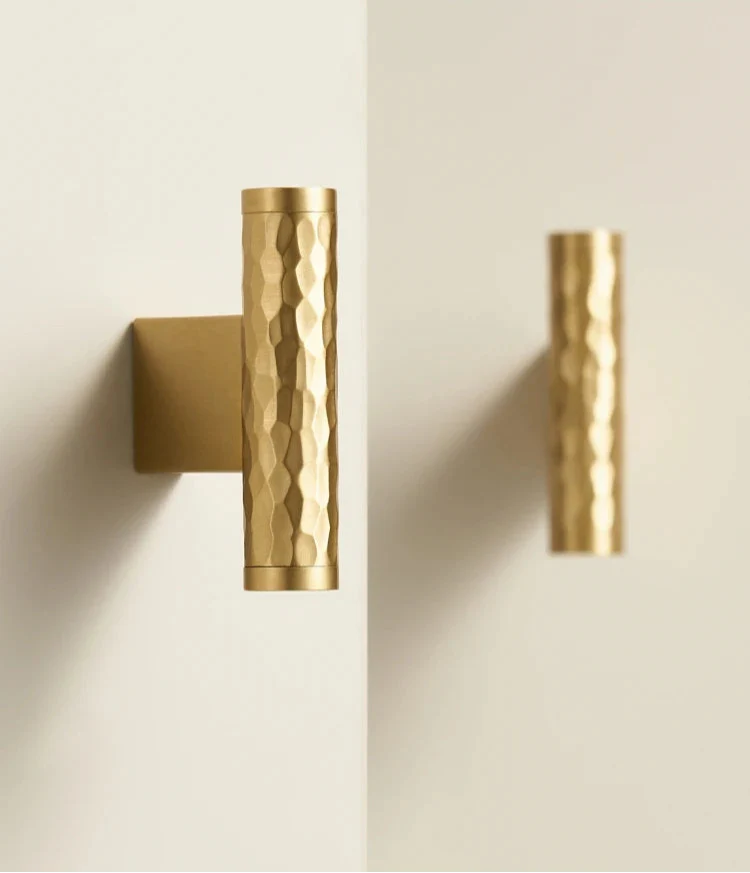 Poignée de Meuble Martelée en Laiton Doré Finition Luxe