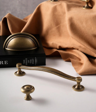 Poignée de Meuble Ancienne Effet Bronze en Laiton Patiné