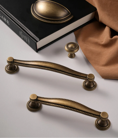 Poignée de Meuble Ancienne Effet Bronze en Laiton Patiné