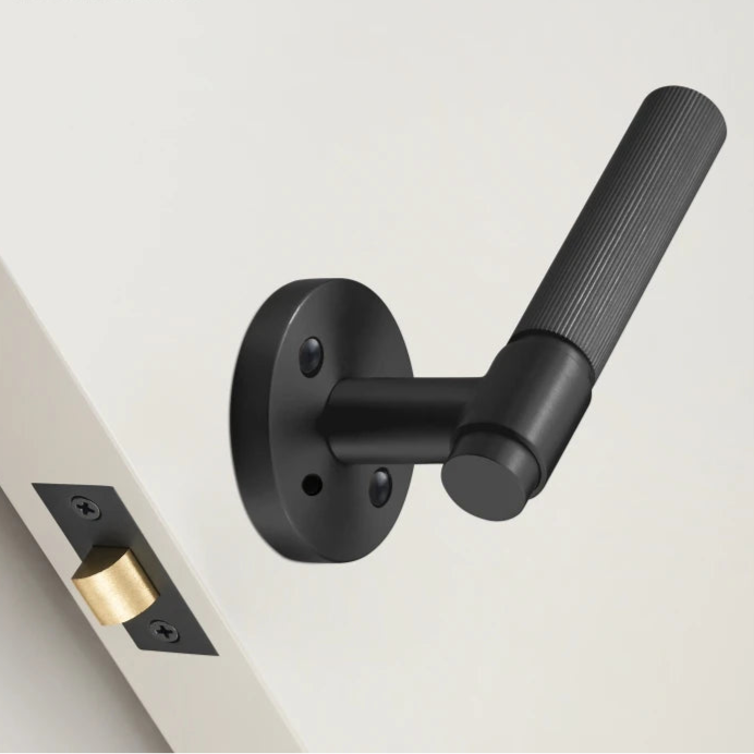 Poignée de porte noire design rainuré – Laiton massif avec ressort de rappel