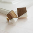Bouton de Meuble Carré Bois et Blanc Veiné, Pied en Laiton