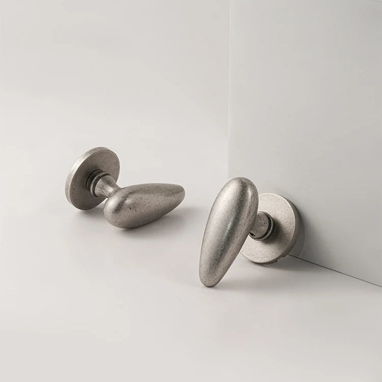 Poignée de porte en laiton argent vieilli – Design minimaliste vintage avec rosaces trou de clé
