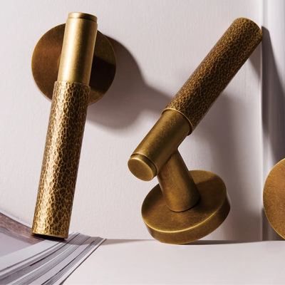 Poignée de porte en laiton brossé martelé – Finition dorée mate avec rosaces trou de clé