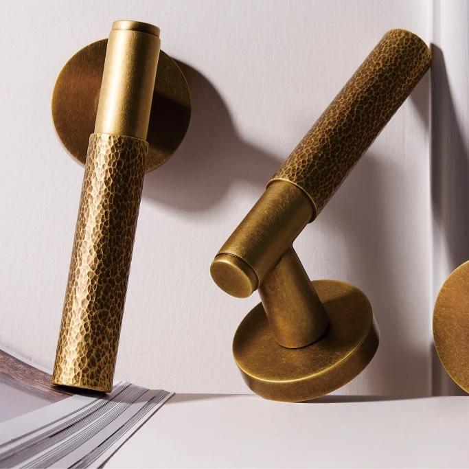 Poignée de porte en laiton brossé martelé – Finition dorée mate avec rosaces trou de clé