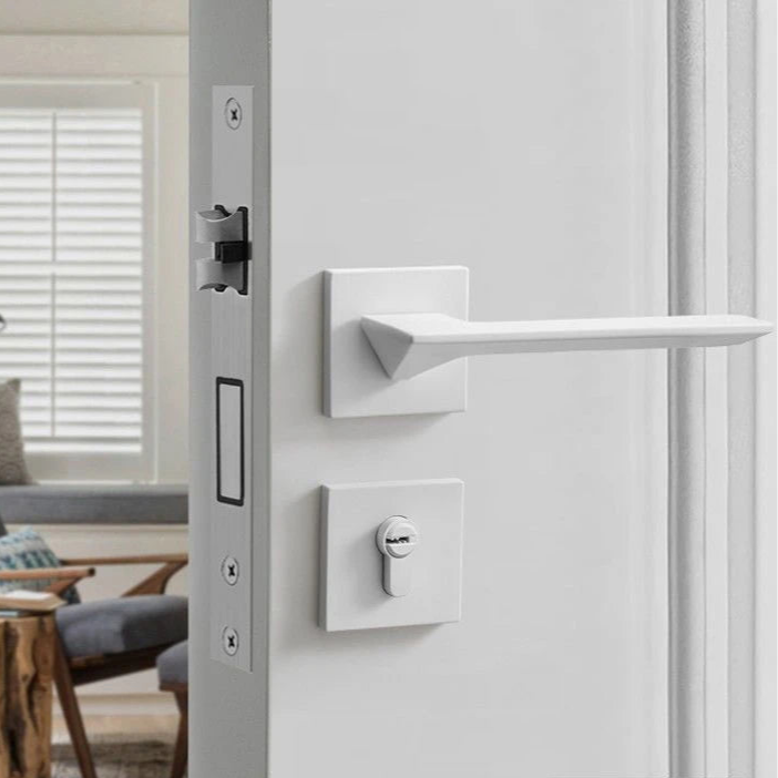 Poignée de porte aluminium blanche avec serrure carrée moderne