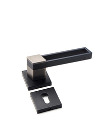 Poignée de Porte Noire à Béquille Ajourée sur Rosace Carrée, avec Clé, vue 2
