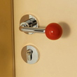 Poignée de Porte Rouge à Embout Boule en Porcelaine, Rosace Chromée