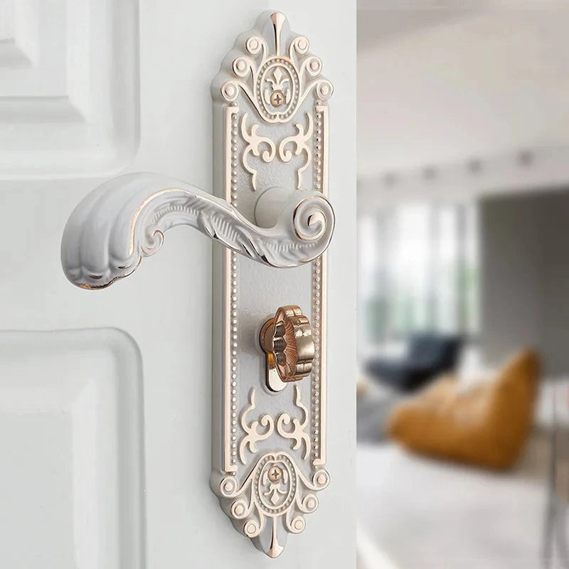 Poignée de Porte Baroque sur Plaque avec Serrure à Clé, 4 Finitions, vue 5