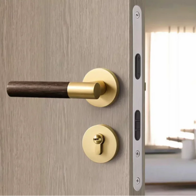 Poignée de porte en bois avec serrure – Finition dorée brillante pour intérieur élégant