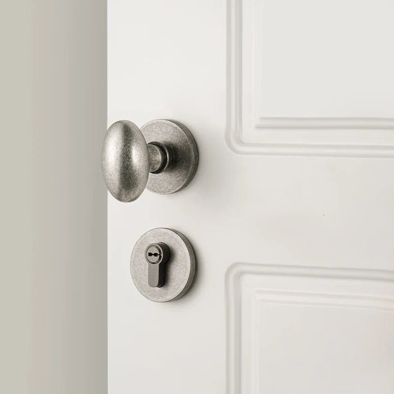 Poignée de porte ovale rétro en laiton vieilli avec serrure encastrable – Finition argent patiné