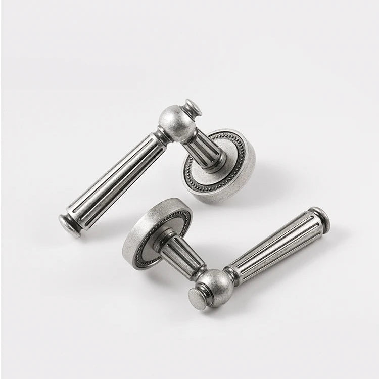 Poignée de porte rétro argent antique en laiton décoré – Style classique avec rosaces trou de clé