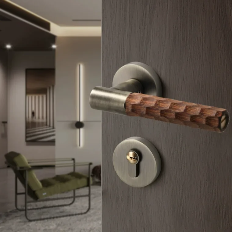 Poignée de porte en bois avec serrure – Bois martelé et métal vieilli pour intérieur design