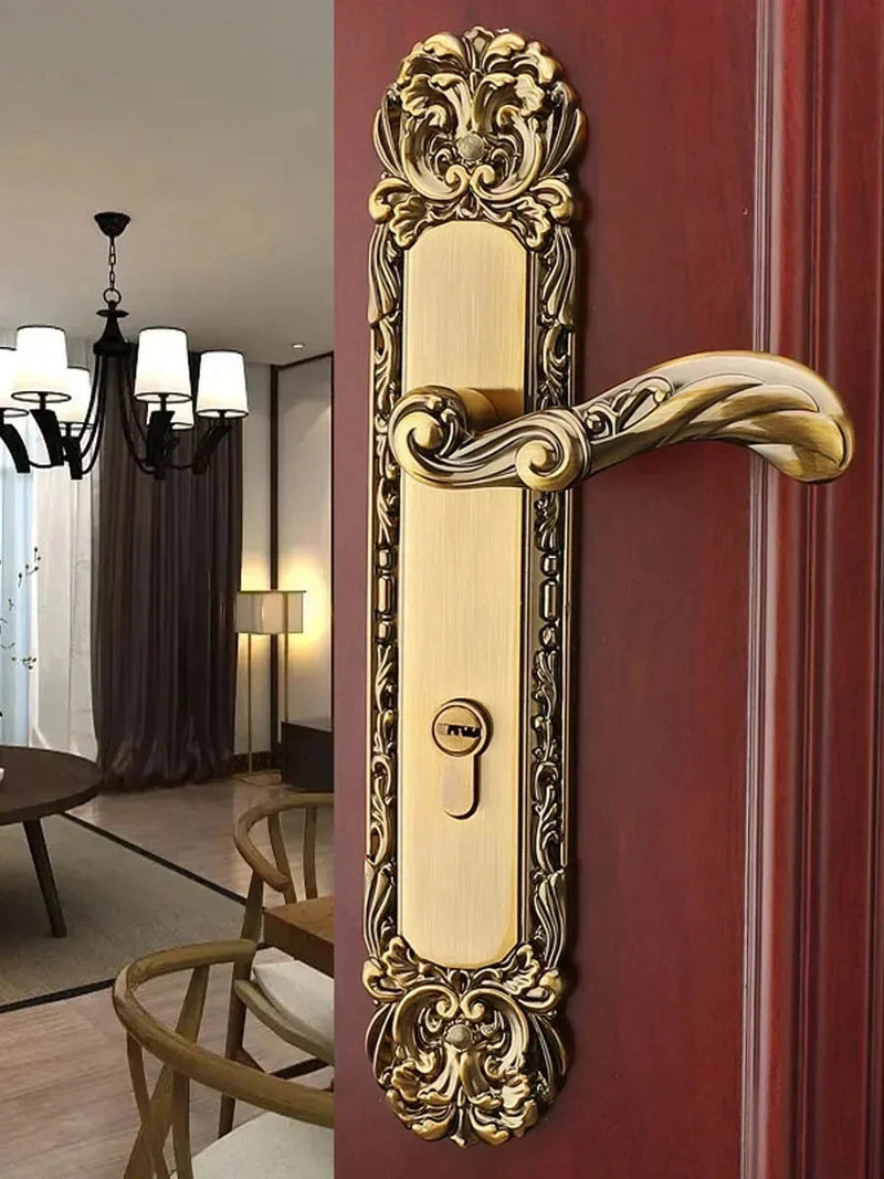 Poignée de Porte Ornée sur Plaque avec Serrure à Larder, Entraxe 85 mm, vue 2
